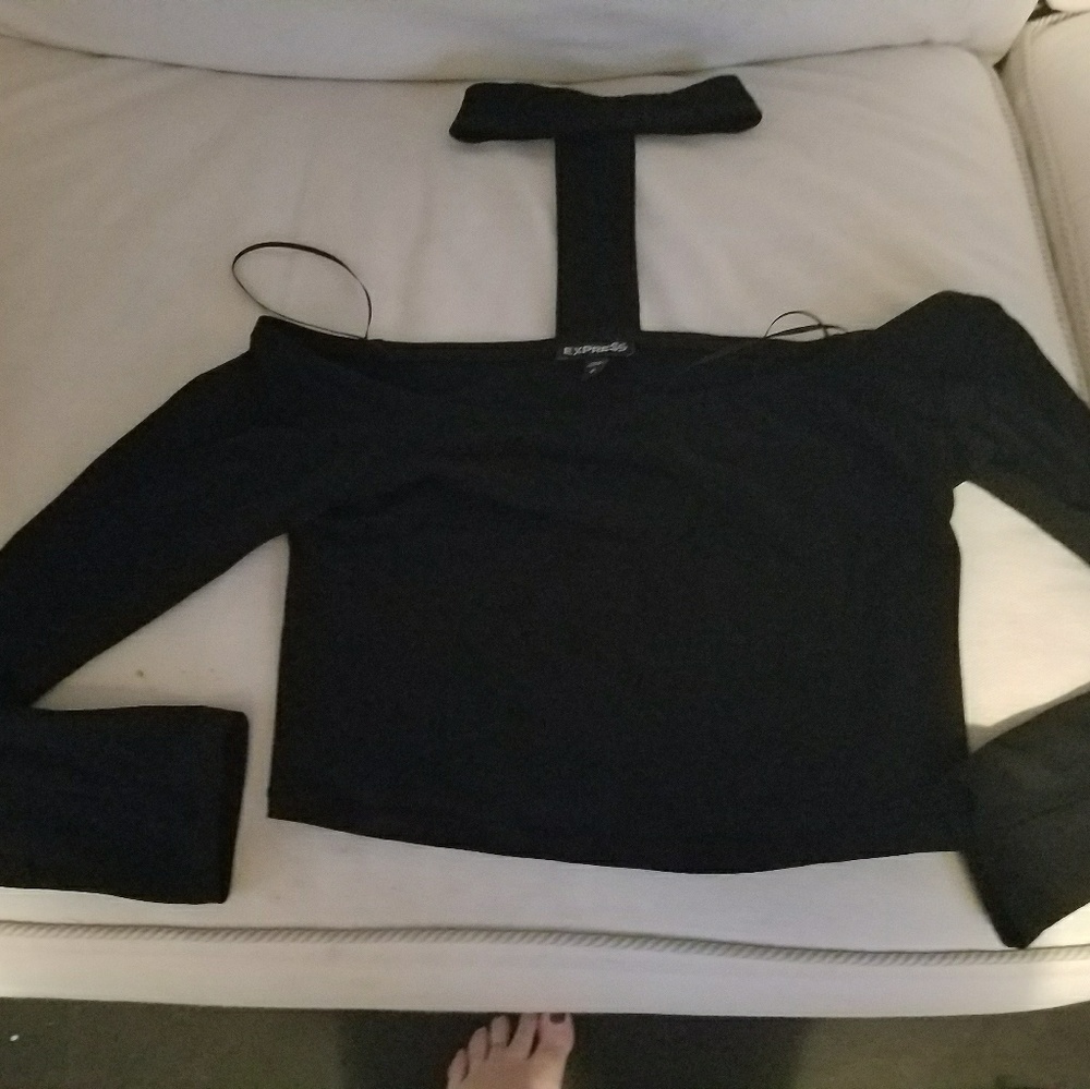 Express choker, off-shoulder crop top